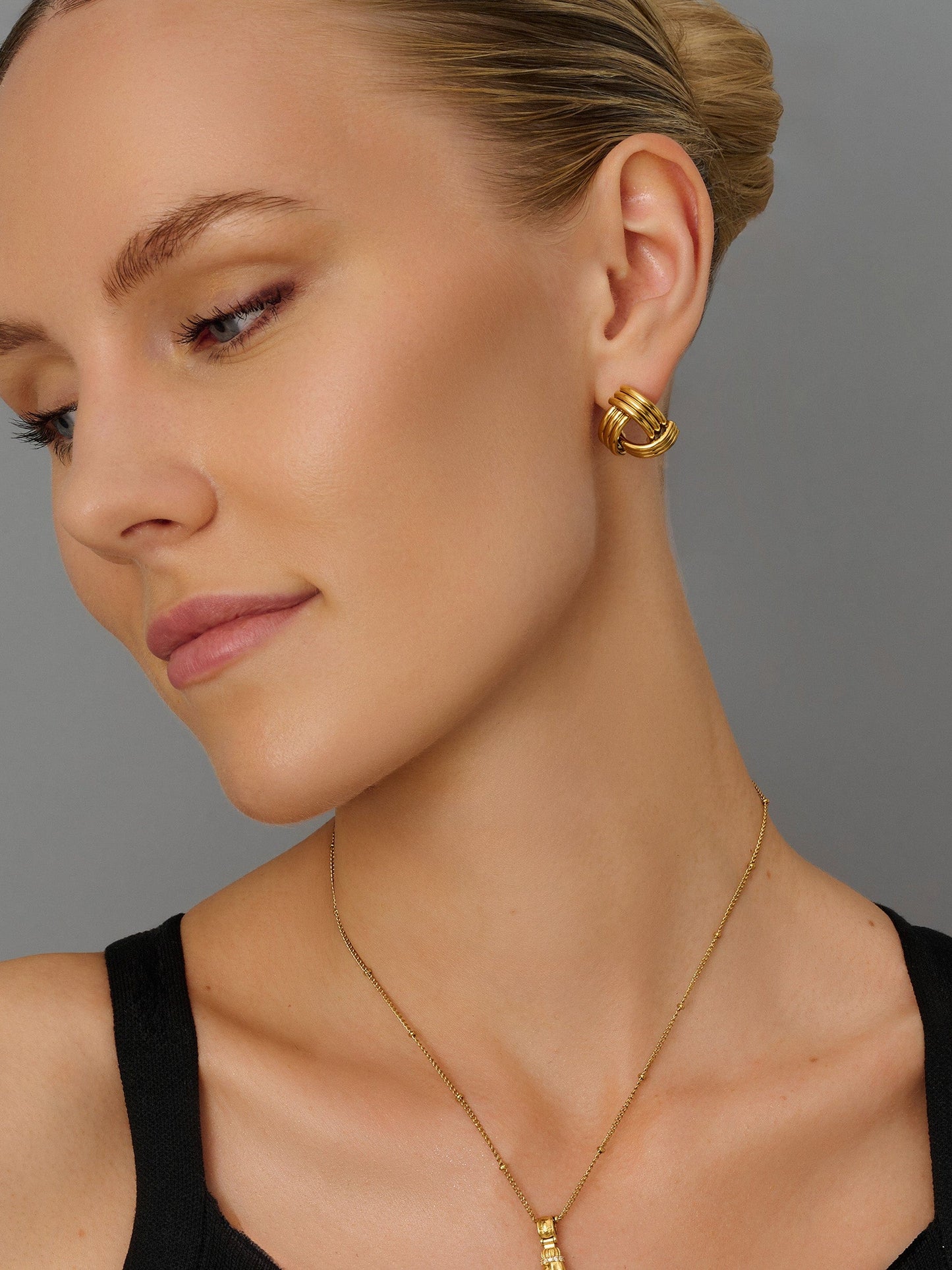 Knot Earrings in Gold